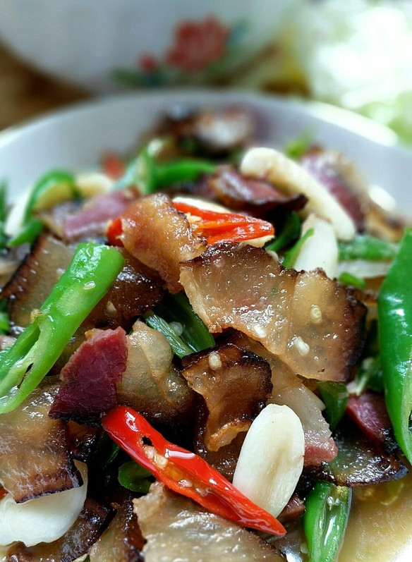 臘肉炒蒜苗,蒜苗一定要放多點_禽蛋肉類