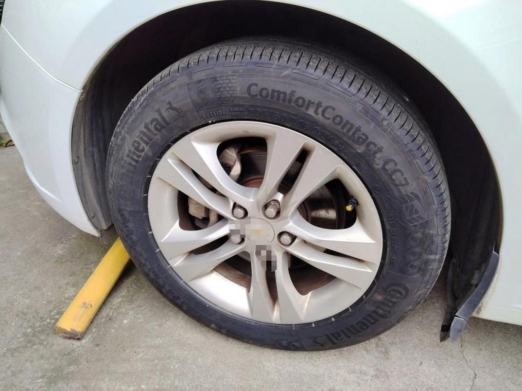 第一次把用了八年的汽車輪胎給換了_輪胎