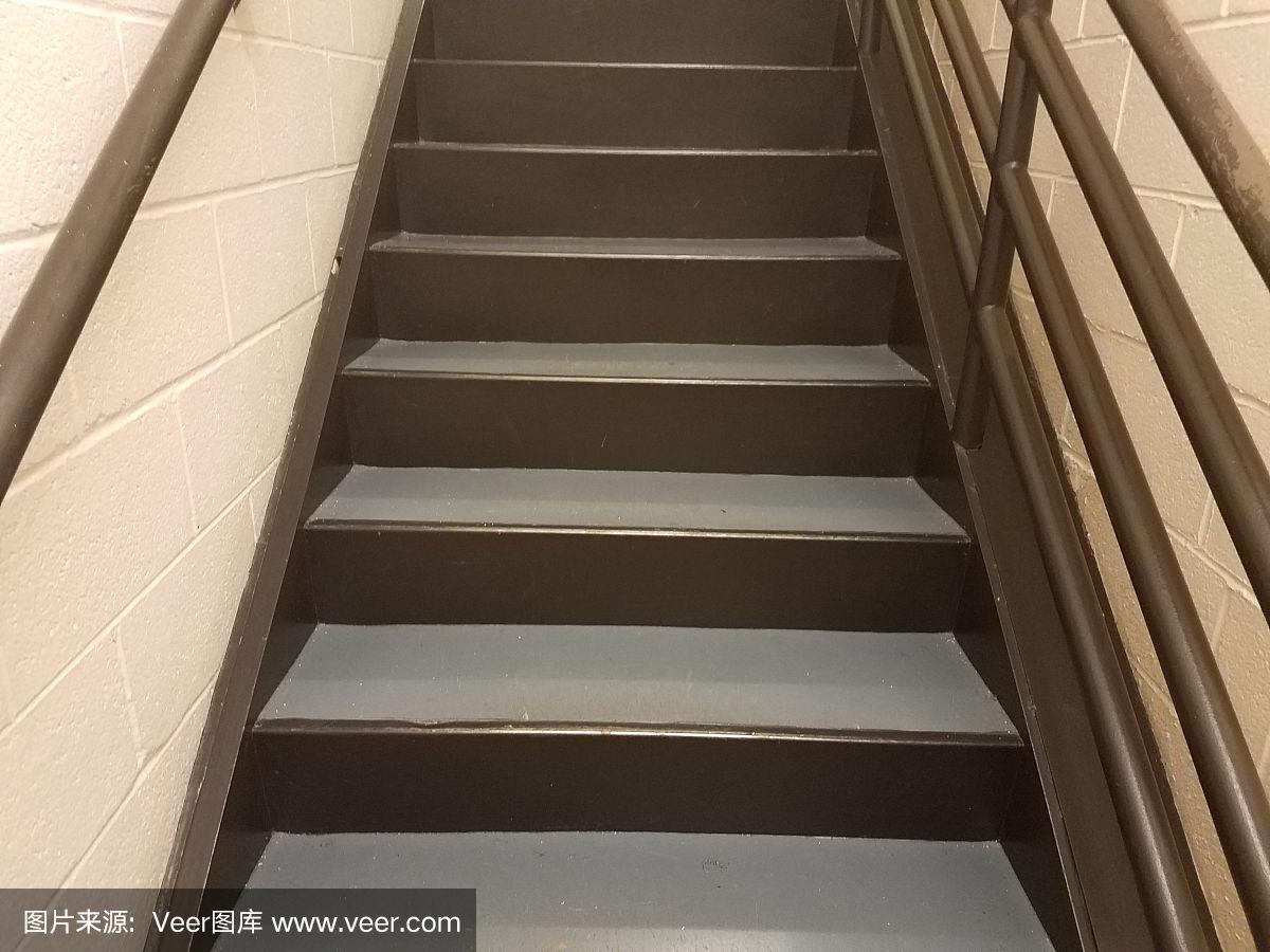 一噸水泥700元樓梯上3樓,很劃算吧!