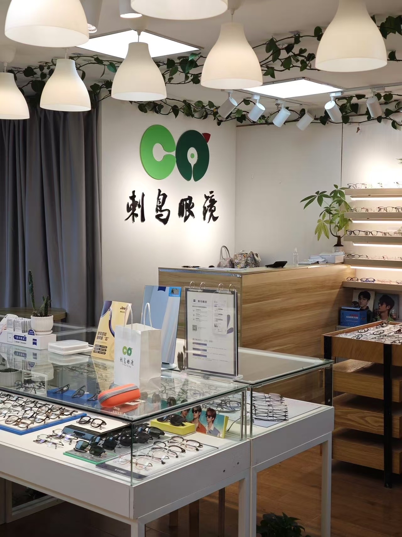 重慶配眼鏡哪里好?兒童配鏡來刺鳥!