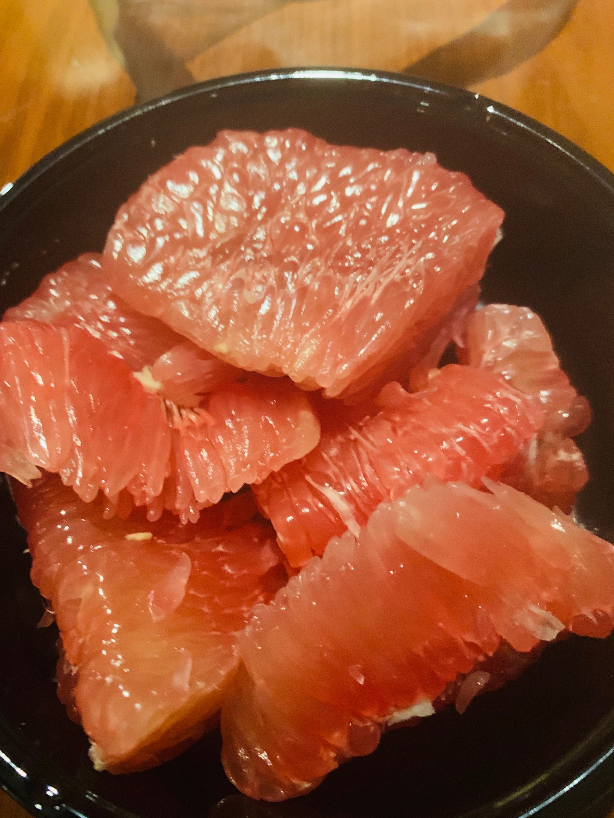 水嫩多汁的紅心蜜柚你喜歡吃么_柚子
