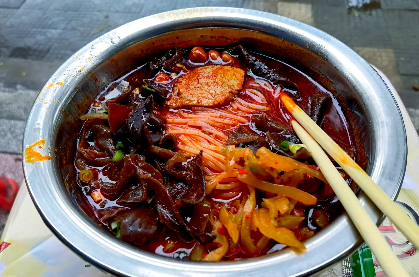 青樹坪米粉湯料濃厚,開水直接泡就能熟