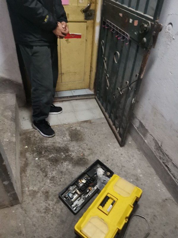 防盜門里面插鑰匙忘拔了,外面開不了怎么辦呢