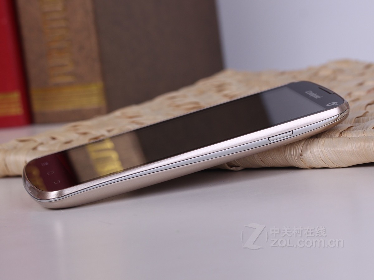 酷派(Coolpad)8085移動(dòng)3G手機(jī)整體外觀評(píng)測