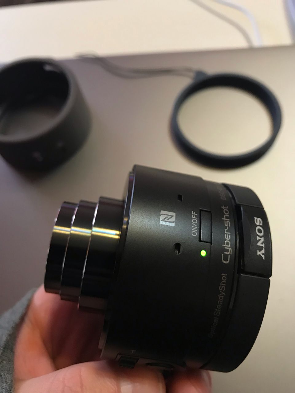 QX10整體外觀:小巧輕便_索尼QX10_數(shù)碼影像評測