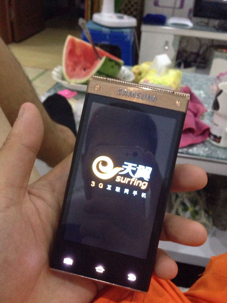 手機(jī)開(kāi)不了機(jī),一直顯示引領(lǐng)3G生活,怎么處理