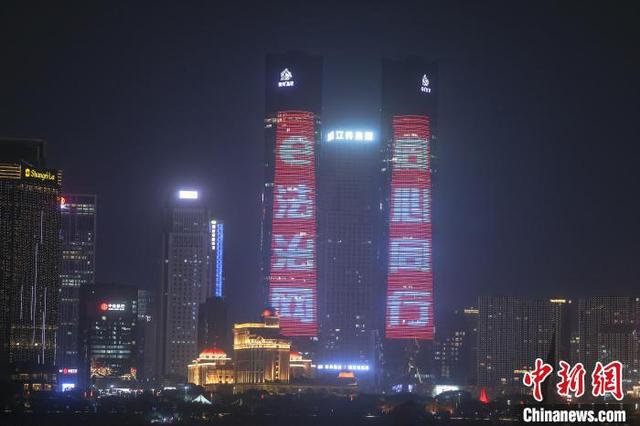 南昌綠地中央廣場(chǎng)雙子塔led廣告合作,南昌戶外廣告投放服務(wù)視頻